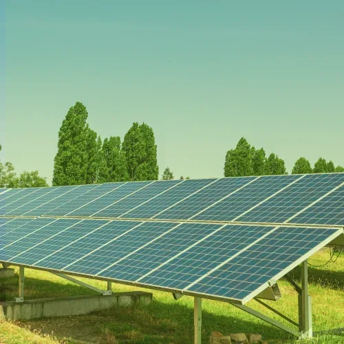Pannelli fotovoltaici installati in campo aperto